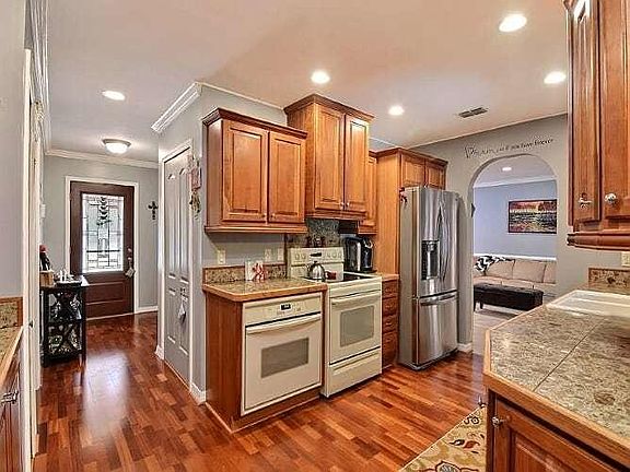 5th image of 722 SE Sweetbay Ave