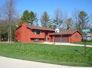 4104 Pine Bluff Dr, Sheboygan, WI 53083