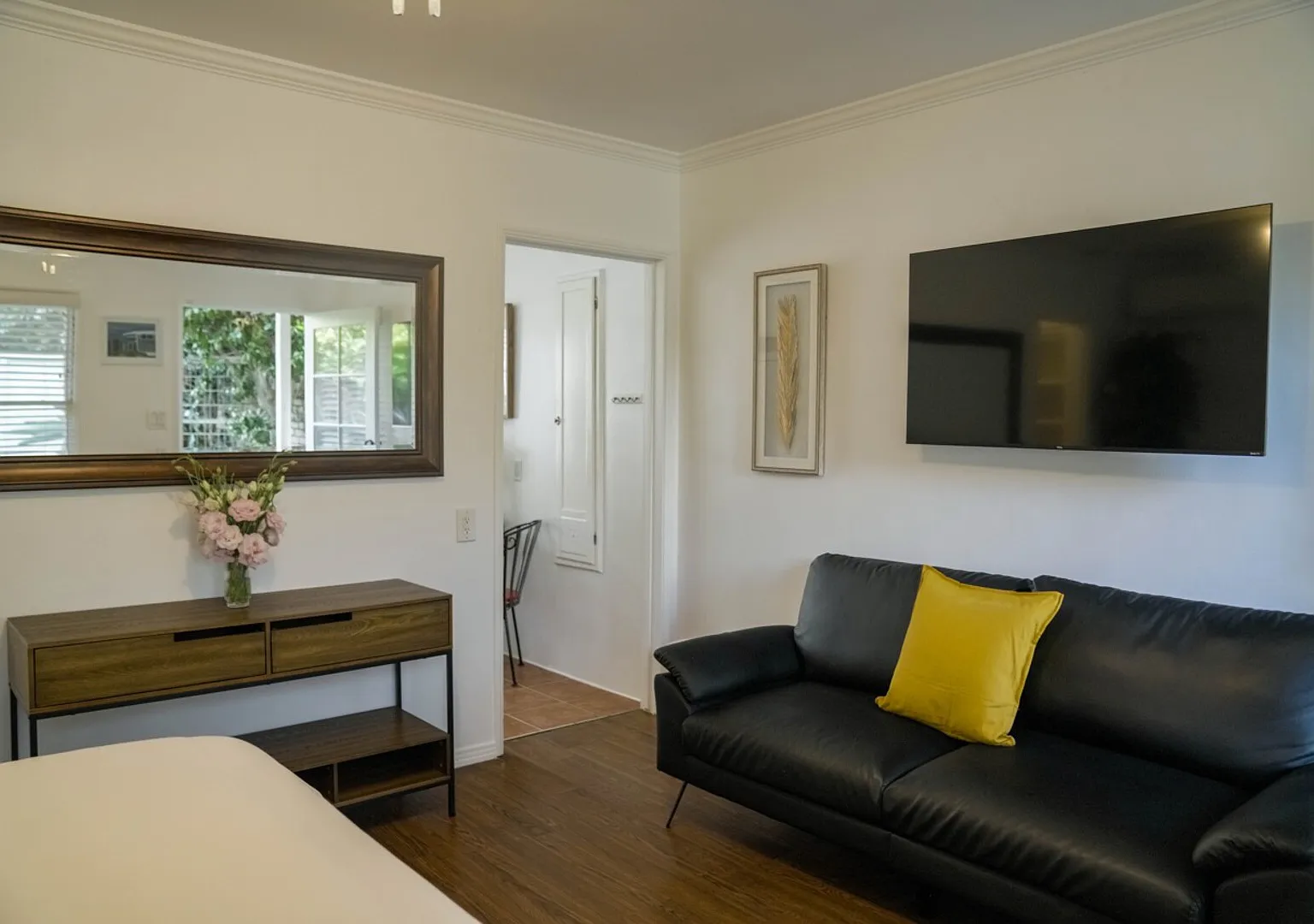 Bright Studio with Garden Access - Montana Ave — Photo 3