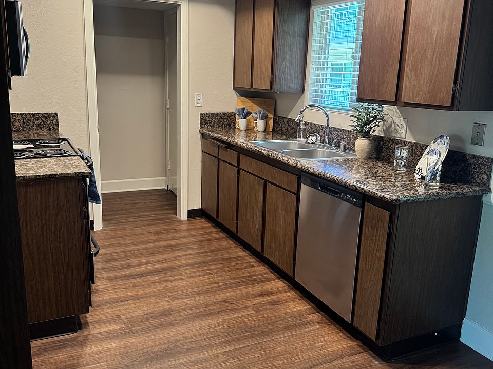 1st image of 300 E Live Oak St #2C