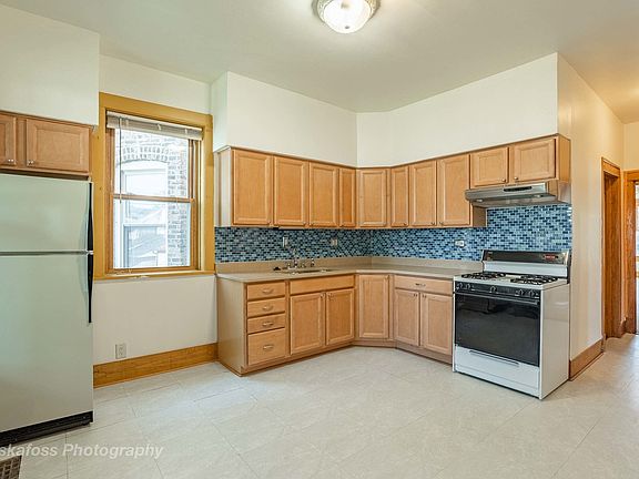 5th image of 4016 W Cornelia Ave