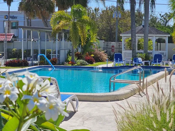 1100 E Bay Dr APT 105, Largo, FL 33770