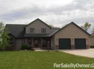 904 Lakeview Rd, Lake Crystal, MN 56055