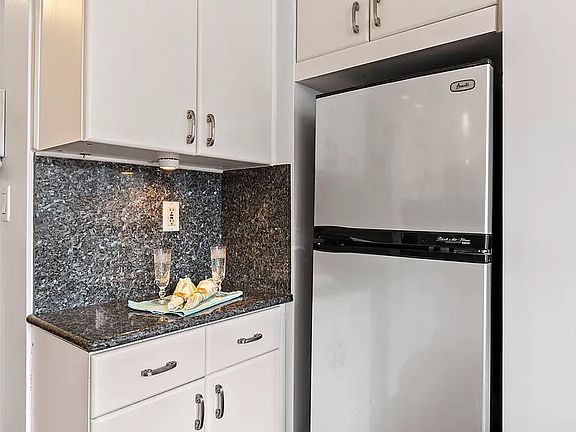 4th image of 320 E 42nd St APT 1713