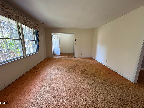 4th image of 824 Ravenwood Dr