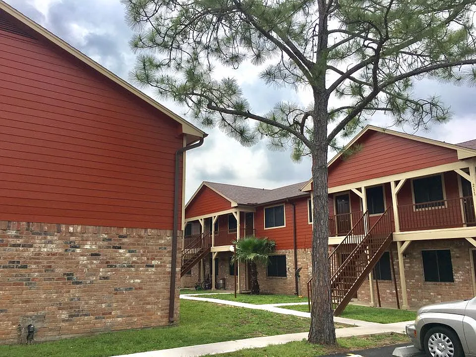Ashley Court Apartments — Photo 3