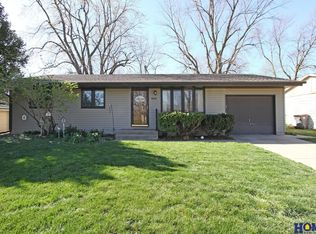 8031 Maplewood Dr, Lincoln, NE 68510