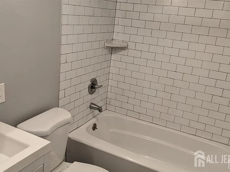 321 Augusta St — Photo 9