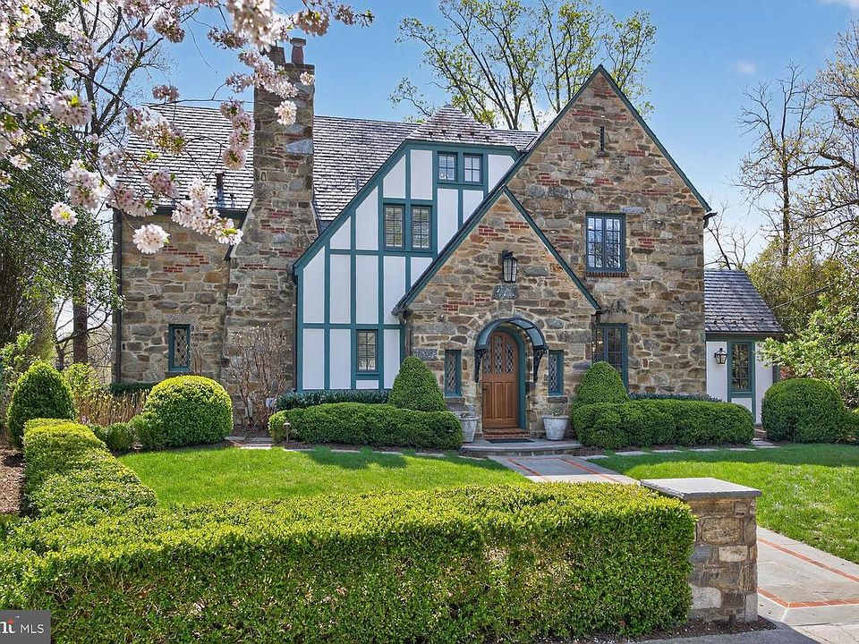 1st image of 2604 31st St NW