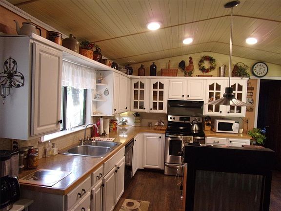 3rd image of 121 E Elm Dr