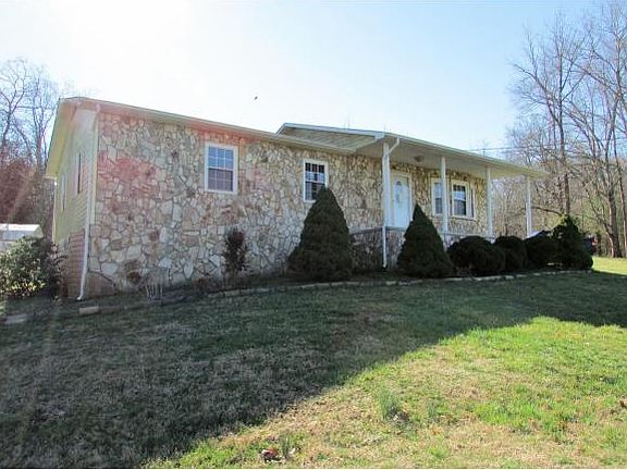 3rd image of 218 Echo Ln