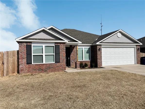 915 W Aiden Dr, Siloam Springs, AR 72761