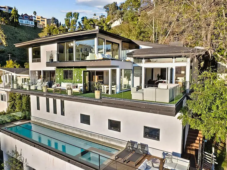 Discover serenity in the Hollywood Hills with our luxurious 4-bedroom retreat.