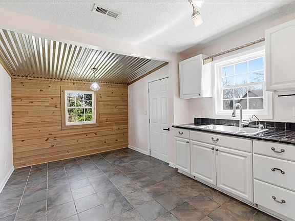 5th image of 112 Newry Rd