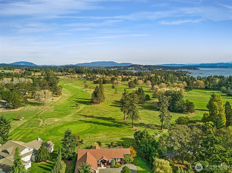 5th image of 74 Garry Oak Lane