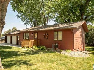 607 Amsterdam Dr SE, Orange City, IA 51041