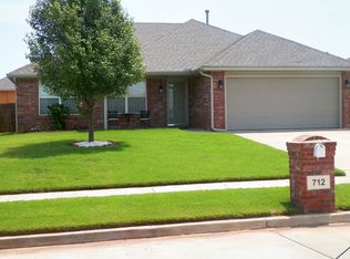 712 S Castle Ridge Ln, Mustang, OK 73064