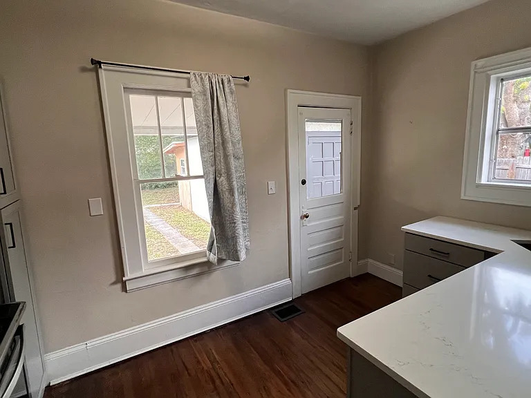 220 Leon Ave — Photo 11