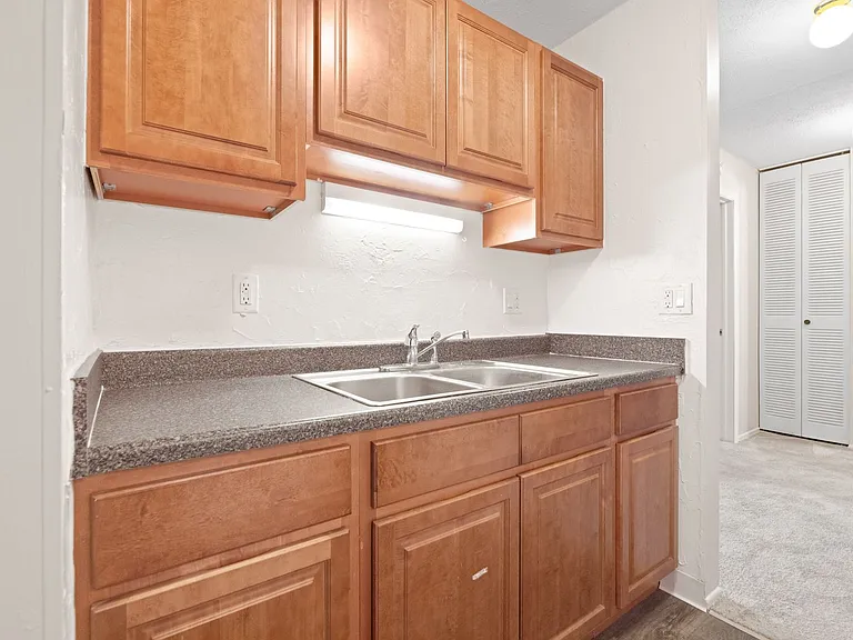 The Hillcrest Apartments — Photo 25