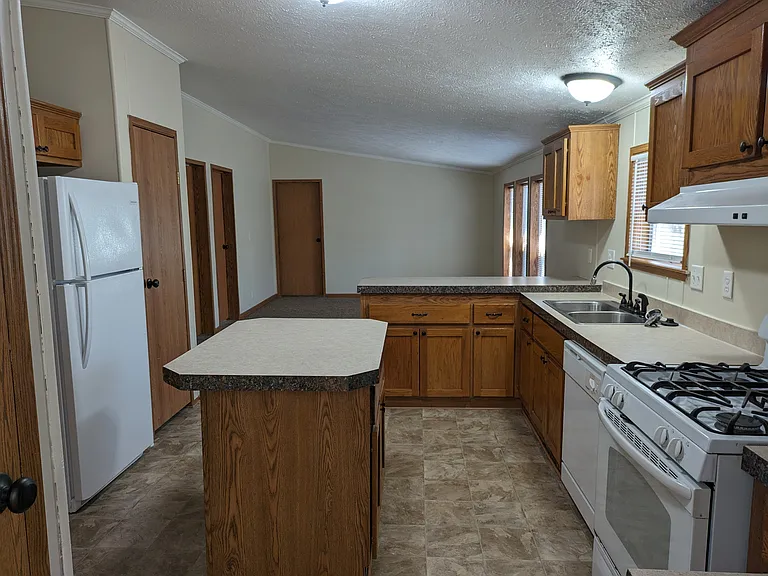Broadview Estates — Photo 42