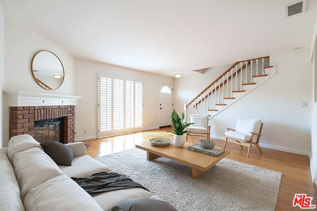 2 bed, 2.5 bath, 1352 sqft, $5,500 — Photo 2