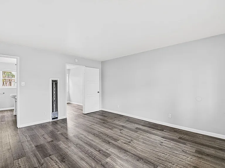 445 W 15th St — Photo 10