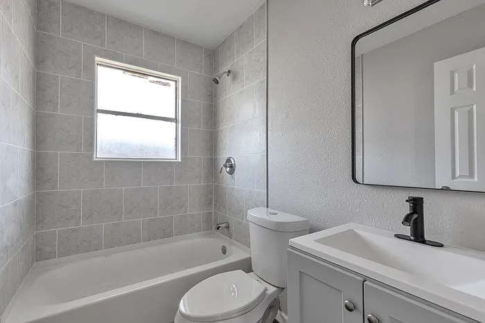 811 John Adams Dr — Photo 6