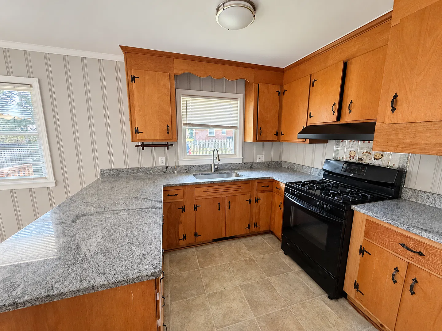 Three bedroom, 1.5 bath house in Burlington — Photo 2