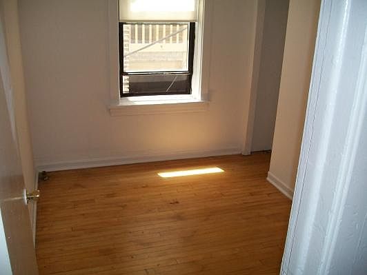 4th image of 4010 N Kenmore Ave APT B12