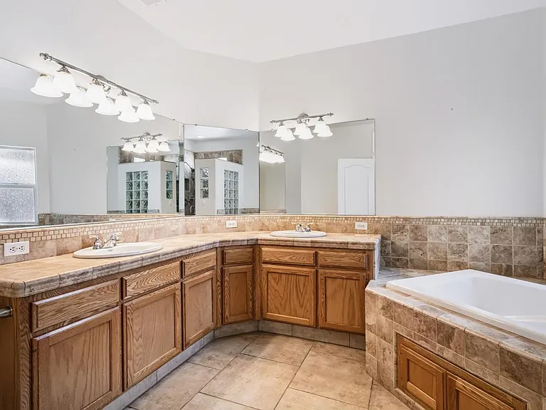 352 W Kelly Ave — Photo 22