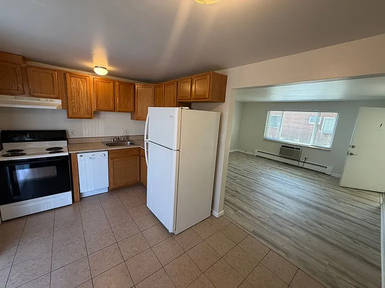715 Moore St — Photo 5