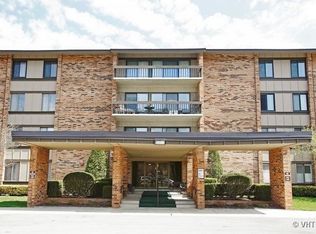 101 Lake Hinsdale Dr APT 211, Willowbrook, IL 60527