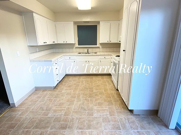 Kitchen/ Dining room