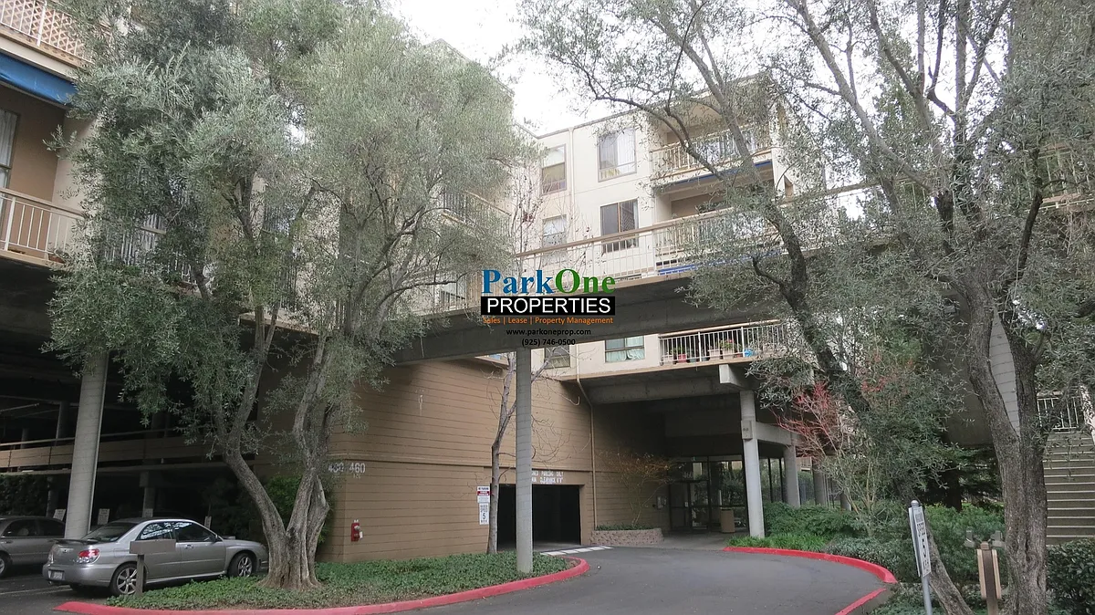 Building Photo - 460 N Civic Dr #101