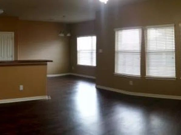 105 Bronze Cv, Jarrell, TX 76537