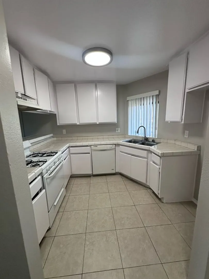 1725 Daly-Gardenia Apartments — Photo 4