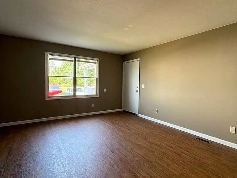 218 Stonewall Ct — Photo 4
