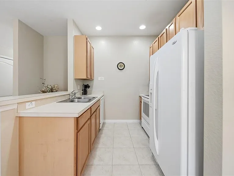 2402 Caravelle Cir — Photo 9