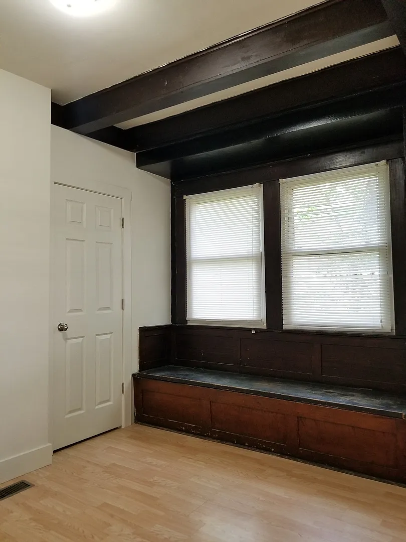 August 2027 5 Bed 3 Bath House Downtown — Photo 3