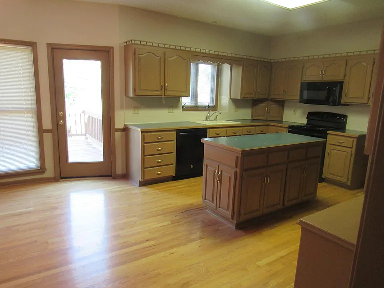 8709 N Lathrop Ave — Photo 4