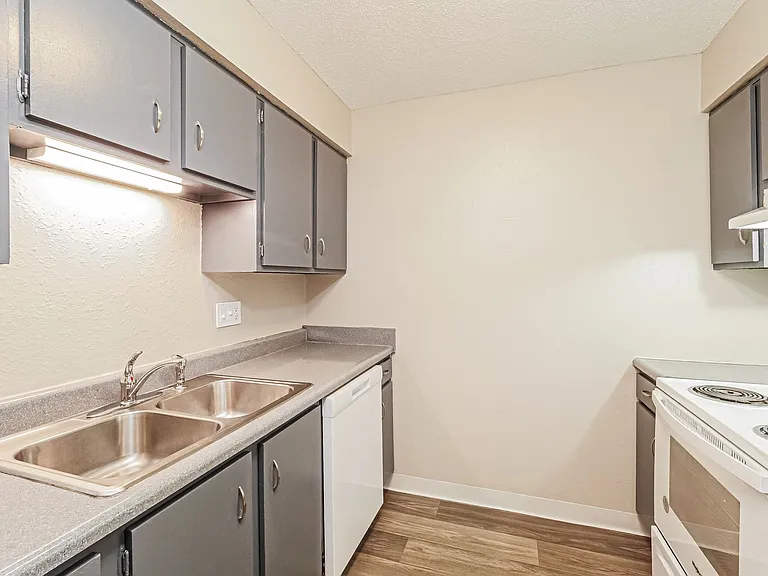Hunters Glen Apartments — Photo 48