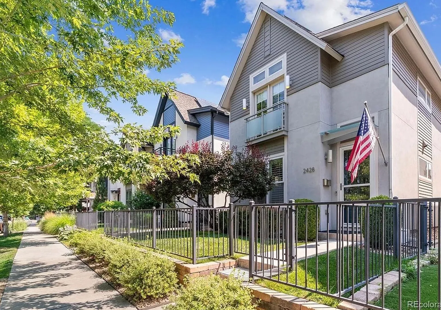 Beautiful Modern 4 Bedroom Denver Home — Photo 1