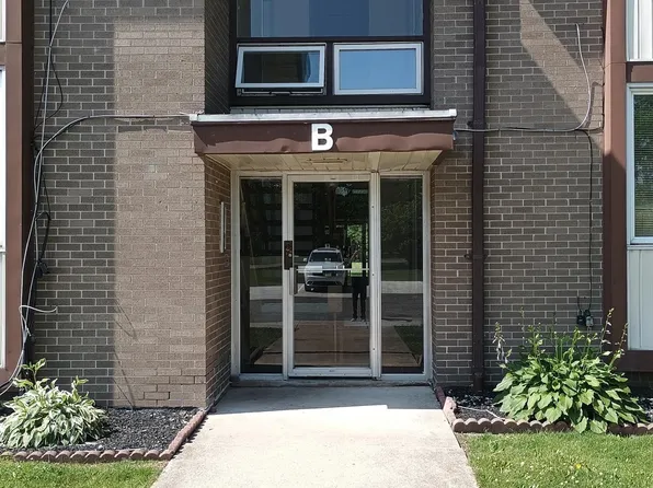 3901 Fort St APT 204, Trenton, MI 48183