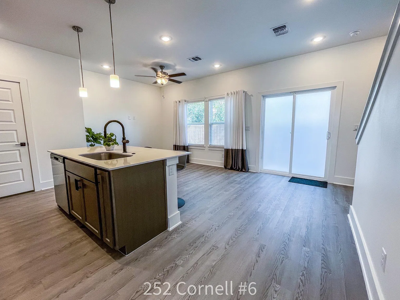 2 bed, 2.5 bath, 1052 sqft, $1,750 — Photo 2
