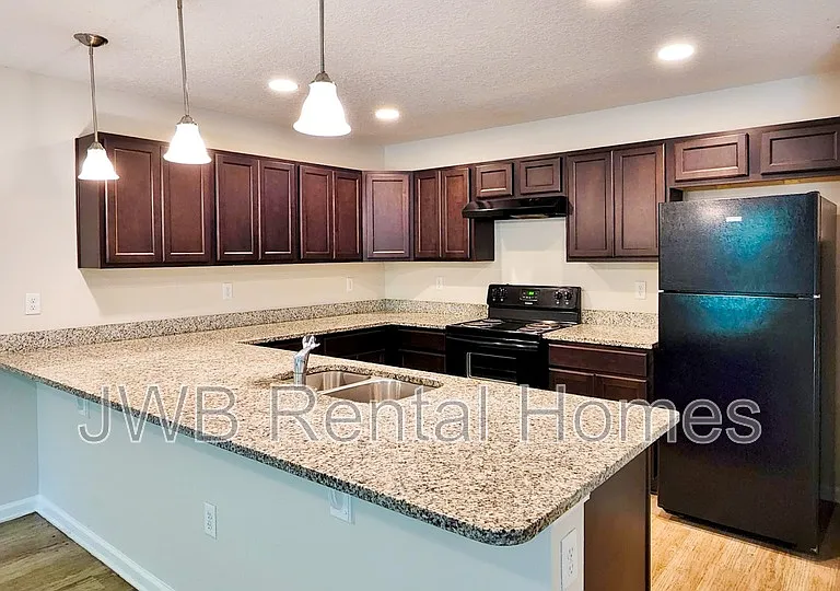702 James St — Photo 2
