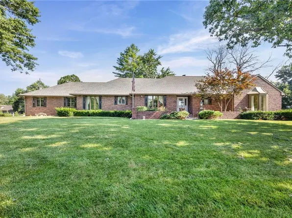1102 Nakomis Dr, Paola, KS 66071