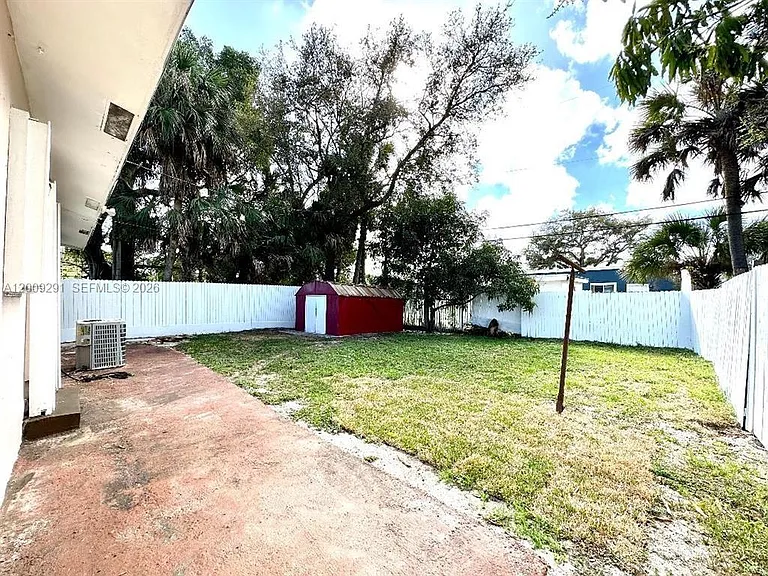 525 NW 15th Ter — Photo 30