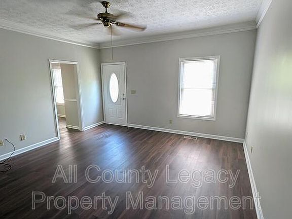 2nd image of 946 Park Pl NE