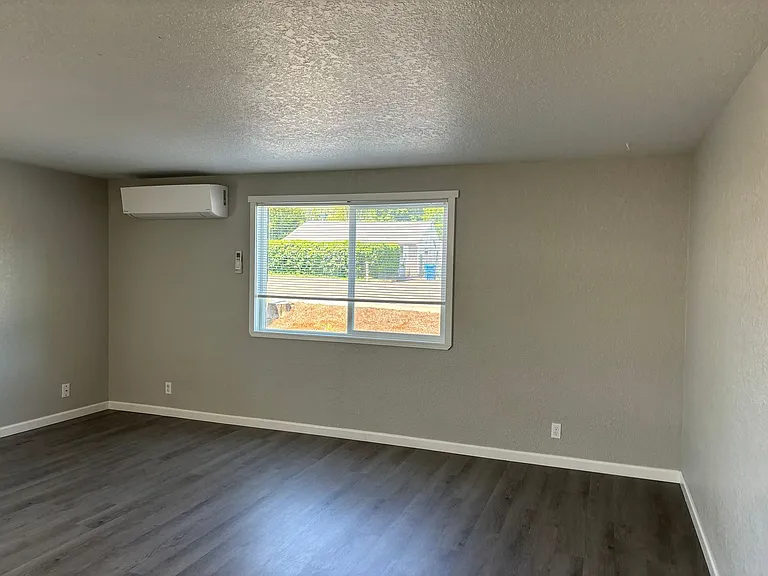 924 S Comstock Rd — Photo 2