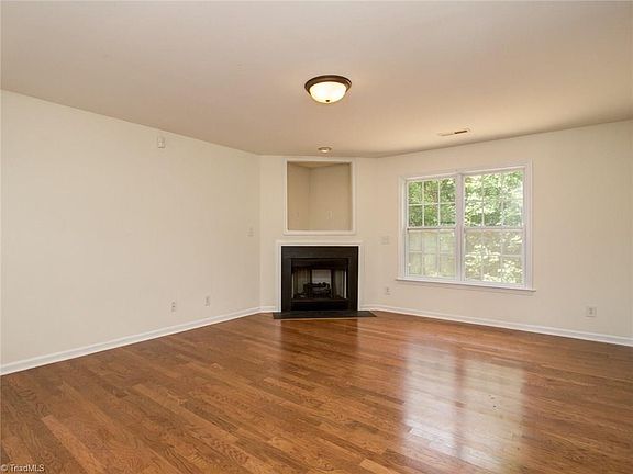 3rd image of 435 Fernway Dr